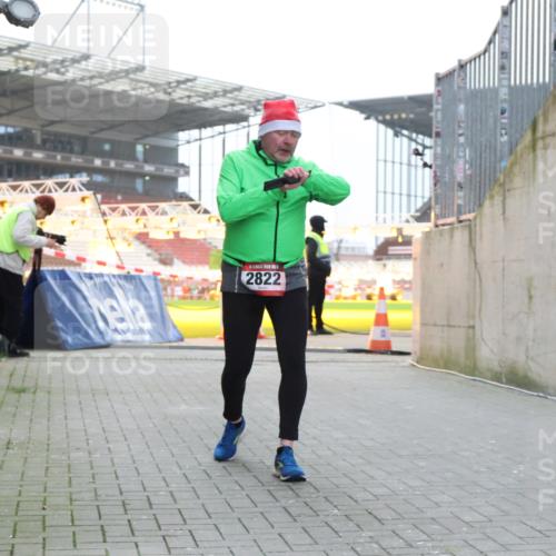 08.12.2024 - St. Pauli X-Mass-Run No. 14 H.Heesch http://msf.ph/oto/7488930 08.12.2024 10:03:40 Ziel 253, 406, 809, 1385, 2822, 3260 meine-sportfotos.de