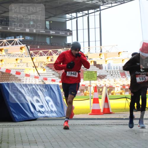 08.12.2024 - St. Pauli X-Mass-Run No. 14 H.Heesch http://msf.ph/oto/7488934 08.12.2024 09:54:44 Ziel 185, 1948 meine-sportfotos.de