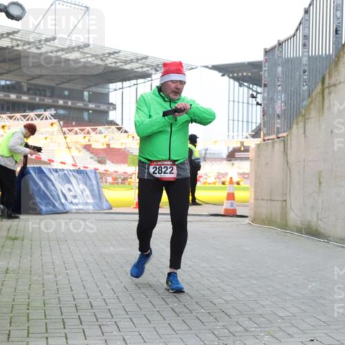 08.12.2024 - St. Pauli X-Mass-Run No. 14 H.Heesch http://msf.ph/oto/7488938 08.12.2024 10:03:40 Ziel 253, 406, 809, 1385, 2822, 3260 meine-sportfotos.de