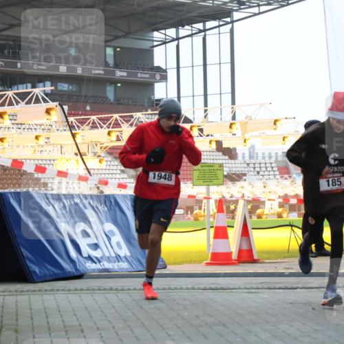 08.12.2024 - St. Pauli X-Mass-Run No. 14 H.Heesch http://msf.ph/oto/7488939 08.12.2024 09:54:44 Ziel 185, 1948 meine-sportfotos.de
