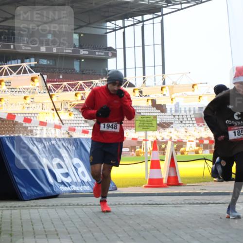 08.12.2024 - St. Pauli X-Mass-Run No. 14 H.Heesch http://msf.ph/oto/7488947 08.12.2024 09:54:44 Ziel 185, 1948 meine-sportfotos.de