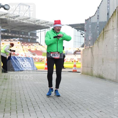 08.12.2024 - St. Pauli X-Mass-Run No. 14 H.Heesch http://msf.ph/oto/7488950 08.12.2024 10:03:40 Ziel 253, 406, 809, 1385, 2822, 3260 meine-sportfotos.de