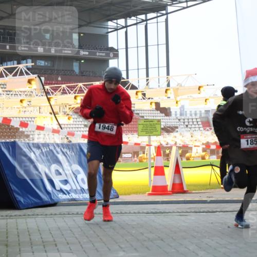 08.12.2024 - St. Pauli X-Mass-Run No. 14 H.Heesch http://msf.ph/oto/7488953 08.12.2024 09:54:44 Ziel 185, 1948 meine-sportfotos.de