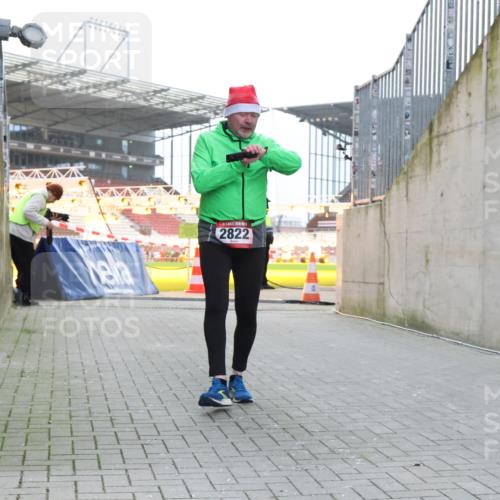 08.12.2024 - St. Pauli X-Mass-Run No. 14 H.Heesch http://msf.ph/oto/7488957 08.12.2024 10:03:41 Ziel 253, 406, 809, 1385, 2822, 3260 meine-sportfotos.de