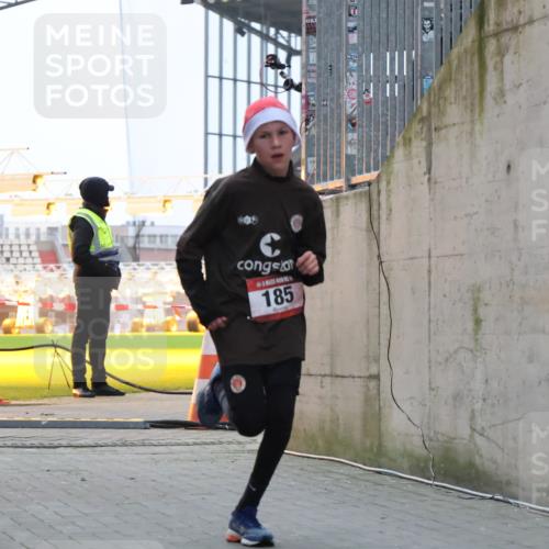 08.12.2024 - St. Pauli X-Mass-Run No. 14 H.Heesch http://msf.ph/oto/7488958 08.12.2024 09:54:45 Ziel 185, 185, 1948 meine-sportfotos.de