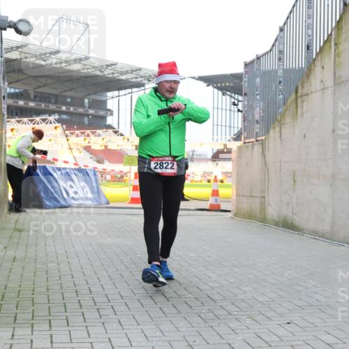 08.12.2024 - St. Pauli X-Mass-Run No. 14 H.Heesch http://msf.ph/oto/7488965 08.12.2024 10:03:41 Ziel 253, 406, 809, 1385, 2822, 3260 meine-sportfotos.de