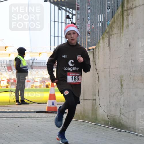 08.12.2024 - St. Pauli X-Mass-Run No. 14 H.Heesch http://msf.ph/oto/7488966 08.12.2024 09:54:45 Ziel 185, 185, 1948 meine-sportfotos.de