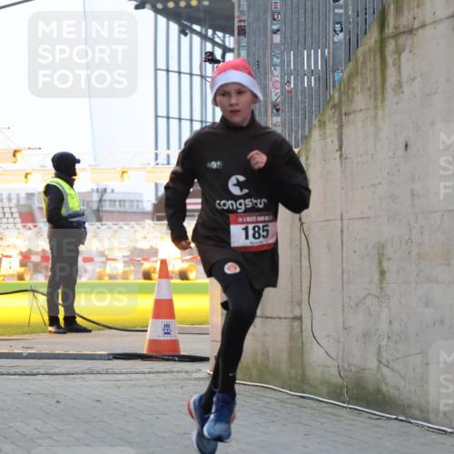 08.12.2024 - St. Pauli X-Mass-Run No. 14 H.Heesch http://msf.ph/oto/7488973 08.12.2024 09:54:45 Ziel 185, 185, 1948 meine-sportfotos.de