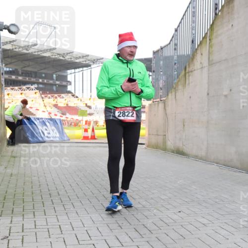 08.12.2024 - St. Pauli X-Mass-Run No. 14 H.Heesch http://msf.ph/oto/7488977 08.12.2024 10:03:42 Ziel 253, 406, 809, 1385, 2822, 2822, 3260 meine-sportfotos.de