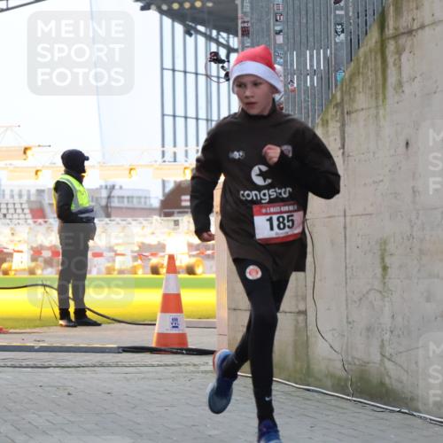 08.12.2024 - St. Pauli X-Mass-Run No. 14 H.Heesch http://msf.ph/oto/7488978 08.12.2024 09:54:45 Ziel 185, 185, 1948 meine-sportfotos.de