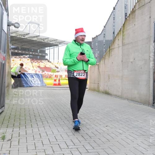 08.12.2024 - St. Pauli X-Mass-Run No. 14 H.Heesch http://msf.ph/oto/7488988 08.12.2024 10:03:42 Ziel 253, 406, 809, 1385, 2822, 2822, 3260 meine-sportfotos.de