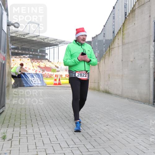 08.12.2024 - St. Pauli X-Mass-Run No. 14 H.Heesch http://msf.ph/oto/7488996 08.12.2024 10:03:42 Ziel 253, 406, 809, 1385, 2822, 2822, 3260 meine-sportfotos.de