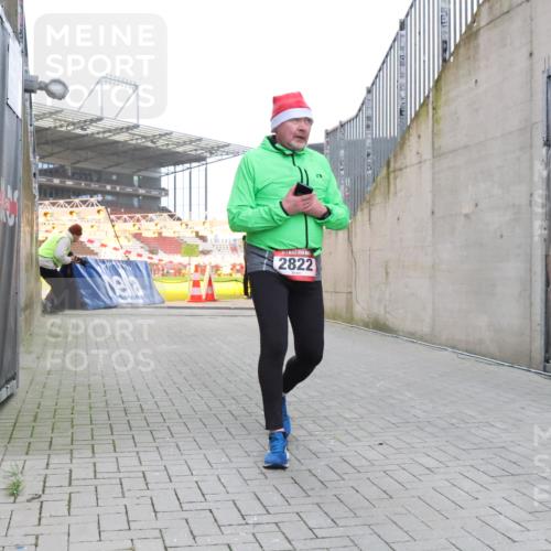 08.12.2024 - St. Pauli X-Mass-Run No. 14 H.Heesch http://msf.ph/oto/7489003 08.12.2024 10:03:42 Ziel 253, 406, 809, 1385, 2822, 2822, 3260 meine-sportfotos.de