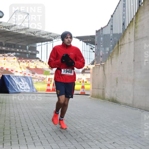 08.12.2024 - St. Pauli X-Mass-Run No. 14 H.Heesch http://msf.ph/oto/7489004 08.12.2024 09:54:46 Ziel 185, 1948, 185, 1863, 1948 meine-sportfotos.de