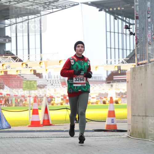 08.12.2024 - St. Pauli X-Mass-Run No. 14 H.Heesch http://msf.ph/oto/7489007 08.12.2024 10:03:46 Ziel 406, 809, 2822, 3260 meine-sportfotos.de