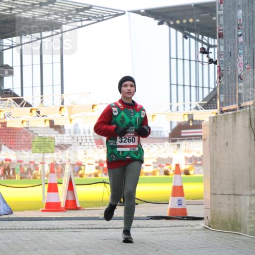 08.12.2024 - St. Pauli X-Mass-Run No. 14 H.Heesch http://msf.ph/oto/7489012 08.12.2024 10:03:46 Ziel 406, 809, 2822, 3260 meine-sportfotos.de