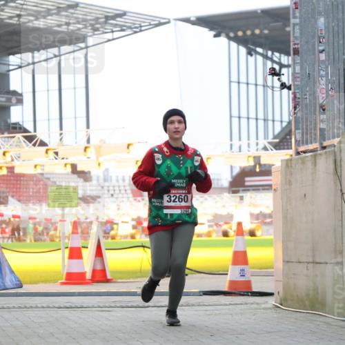 08.12.2024 - St. Pauli X-Mass-Run No. 14 H.Heesch http://msf.ph/oto/7489017 08.12.2024 10:03:46 Ziel 406, 809, 2822, 3260 meine-sportfotos.de