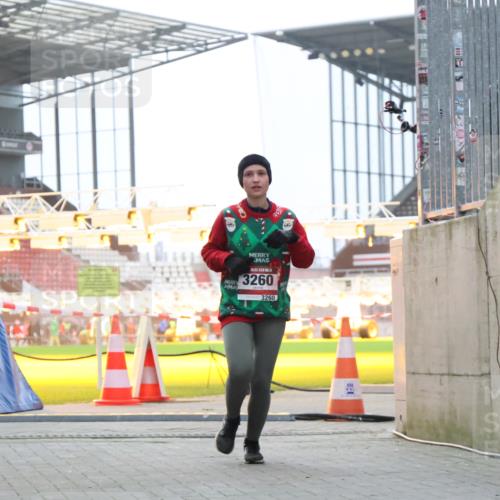 08.12.2024 - St. Pauli X-Mass-Run No. 14 H.Heesch http://msf.ph/oto/7489022 08.12.2024 10:03:46 Ziel 406, 809, 2822, 3260 meine-sportfotos.de