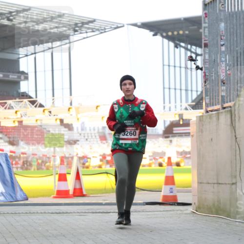 08.12.2024 - St. Pauli X-Mass-Run No. 14 H.Heesch http://msf.ph/oto/7489030 08.12.2024 10:03:46 Ziel 406, 809, 2822, 3260 meine-sportfotos.de
