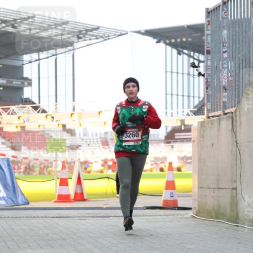 08.12.2024 - St. Pauli X-Mass-Run No. 14 H.Heesch http://msf.ph/oto/7489034 08.12.2024 10:03:46 Ziel 406, 809, 2822, 3260 meine-sportfotos.de