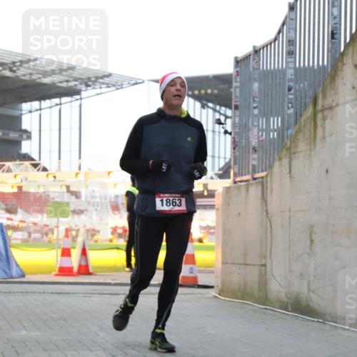 08.12.2024 - St. Pauli X-Mass-Run No. 14 H.Heesch http://msf.ph/oto/7489077 08.12.2024 09:54:53 Ziel 185, 1948, 1863, 2588 meine-sportfotos.de