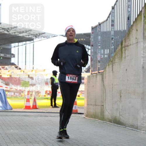 08.12.2024 - St. Pauli X-Mass-Run No. 14 H.Heesch http://msf.ph/oto/7489086 08.12.2024 09:54:53 Ziel 185, 1948, 1863, 2588 meine-sportfotos.de
