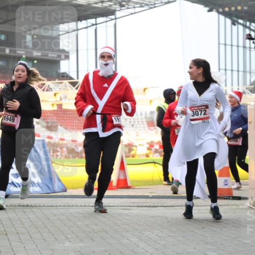 08.12.2024 - St. Pauli X-Mass-Run No. 14 H.Heesch http://msf.ph/oto/7489117 08.12.2024 10:03:53 Ziel 2822, 3260, 1912, 1949, 2093, 2094, 2098, 2663, 2848, 3062, 3063, 3070, 3072 meine-sportfotos.de
