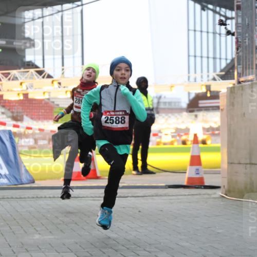 08.12.2024 - St. Pauli X-Mass-Run No. 14 H.Heesch http://msf.ph/oto/7489122 08.12.2024 09:55:01 Ziel 1863, 2588, 2588, 2891 meine-sportfotos.de