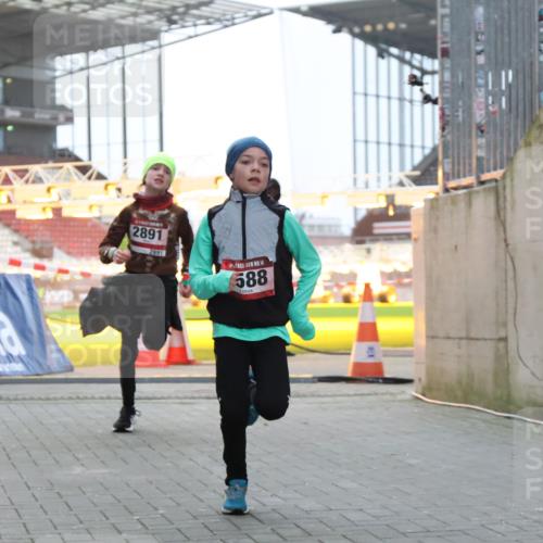 08.12.2024 - St. Pauli X-Mass-Run No. 14 H.Heesch http://msf.ph/oto/7489140 08.12.2024 09:55:02 Ziel 1863, 2588, 2891, 2588, 2891 meine-sportfotos.de