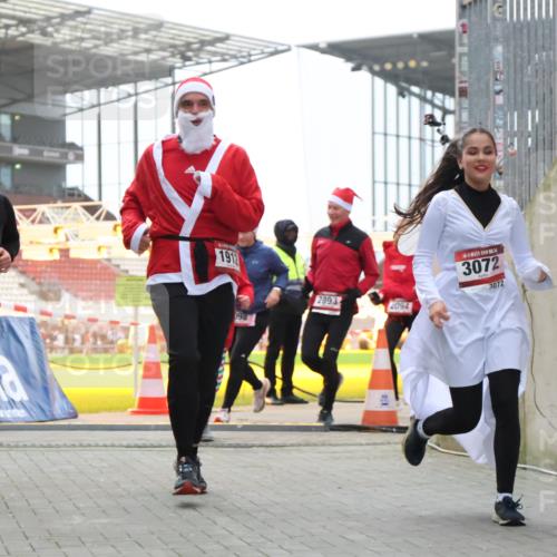 08.12.2024 - St. Pauli X-Mass-Run No. 14 H.Heesch http://msf.ph/oto/7489148 08.12.2024 10:03:54 Ziel 2822, 3260, 1912, 1949, 2093, 2094, 2098, 2663, 2848, 3062, 3063, 3070, 3072 meine-sportfotos.de