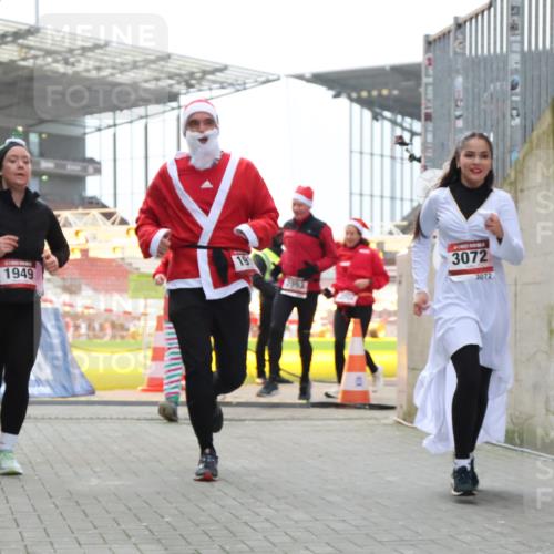 08.12.2024 - St. Pauli X-Mass-Run No. 14 H.Heesch http://msf.ph/oto/7489163 08.12.2024 10:03:54 Ziel 2822, 3260, 1912, 1949, 2093, 2094, 2098, 2663, 2848, 3062, 3063, 3070, 3072 meine-sportfotos.de
