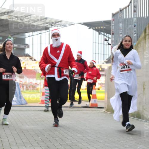 08.12.2024 - St. Pauli X-Mass-Run No. 14 H.Heesch http://msf.ph/oto/7489167 08.12.2024 10:03:54 Ziel 2822, 3260, 1912, 1949, 2093, 2094, 2098, 2663, 2848, 3062, 3063, 3070, 3072 meine-sportfotos.de