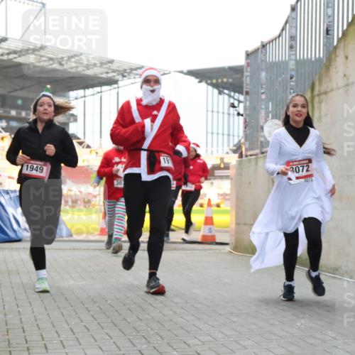 08.12.2024 - St. Pauli X-Mass-Run No. 14 H.Heesch http://msf.ph/oto/7489184 08.12.2024 10:03:55 Ziel 1949, 2822, 3260, 330, 1912, 1949, 2093, 2094, 2098, 2663, 2759, 2848, 3062, 3063, 3070, 3072 meine-sportfotos.de