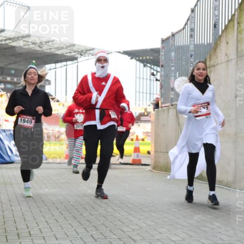 08.12.2024 - St. Pauli X-Mass-Run No. 14 H.Heesch http://msf.ph/oto/7489191 08.12.2024 10:03:55 Ziel 1949, 2822, 3260, 330, 1912, 1949, 2093, 2094, 2098, 2663, 2759, 2848, 3062, 3063, 3070, 3072 meine-sportfotos.de
