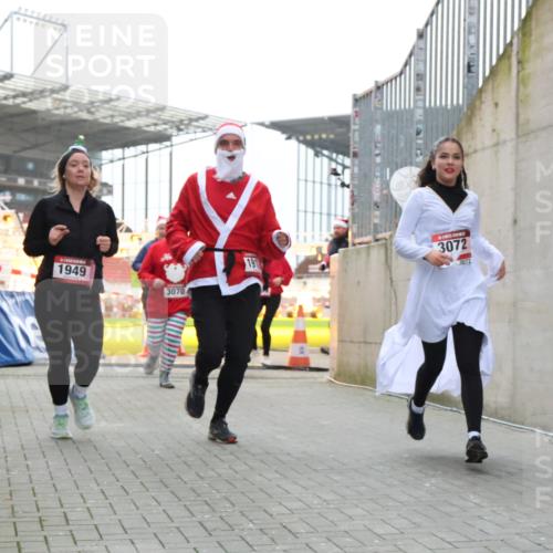 08.12.2024 - St. Pauli X-Mass-Run No. 14 H.Heesch http://msf.ph/oto/7489199 08.12.2024 10:03:55 Ziel 1949, 2822, 3260, 330, 1912, 1949, 2093, 2094, 2098, 2663, 2759, 2848, 3062, 3063, 3070, 3072 meine-sportfotos.de