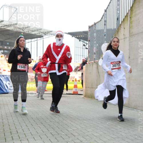 08.12.2024 - St. Pauli X-Mass-Run No. 14 H.Heesch http://msf.ph/oto/7489204 08.12.2024 10:03:55 Ziel 1949, 2822, 3260, 330, 1912, 1949, 2093, 2094, 2098, 2663, 2759, 2848, 3062, 3063, 3070, 3072 meine-sportfotos.de