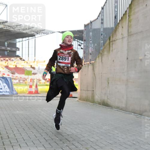 08.12.2024 - St. Pauli X-Mass-Run No. 14 H.Heesch http://msf.ph/oto/7489205 08.12.2024 09:55:03 Ziel 1863, 2588, 2891, 2588, 2891 meine-sportfotos.de