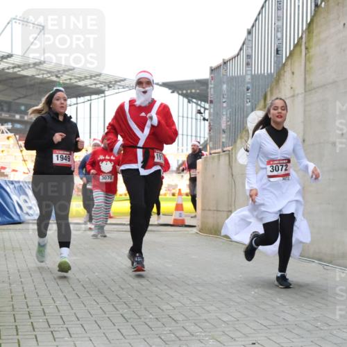 08.12.2024 - St. Pauli X-Mass-Run No. 14 H.Heesch http://msf.ph/oto/7489209 08.12.2024 10:03:55 Ziel 1949, 2822, 3260, 330, 1912, 1949, 2093, 2094, 2098, 2663, 2759, 2848, 3062, 3063, 3070, 3072 meine-sportfotos.de