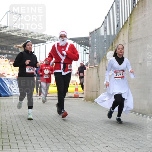 08.12.2024 - St. Pauli X-Mass-Run No. 14 H.Heesch http://msf.ph/oto/7489215 08.12.2024 10:03:55 Ziel 1949, 2822, 3260, 330, 1912, 1949, 2093, 2094, 2098, 2663, 2759, 2848, 3062, 3063, 3070, 3072 meine-sportfotos.de