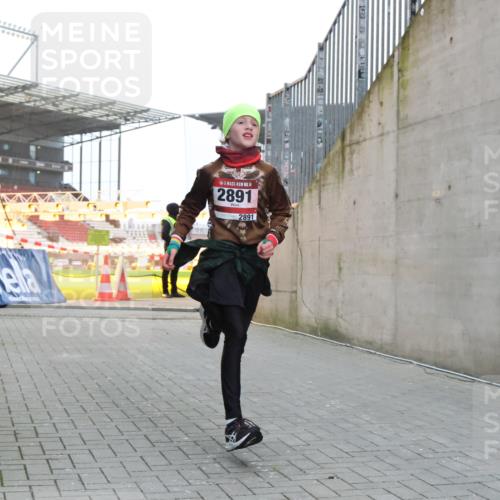 08.12.2024 - St. Pauli X-Mass-Run No. 14 H.Heesch http://msf.ph/oto/7489217 08.12.2024 09:55:03 Ziel 1863, 2588, 2891, 2588, 2891 meine-sportfotos.de