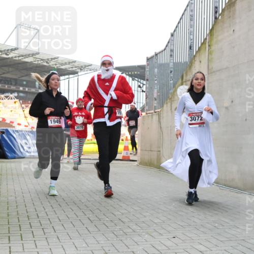 08.12.2024 - St. Pauli X-Mass-Run No. 14 H.Heesch http://msf.ph/oto/7489220 08.12.2024 10:03:55 Ziel 1949, 2822, 3260, 330, 1912, 1949, 2093, 2094, 2098, 2663, 2759, 2848, 3062, 3063, 3070, 3072 meine-sportfotos.de