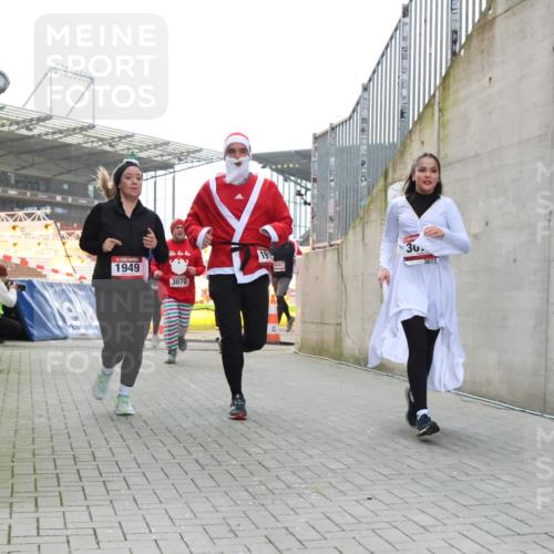 08.12.2024 - St. Pauli X-Mass-Run No. 14 H.Heesch http://msf.ph/oto/7489226 08.12.2024 10:03:55 Ziel 1949, 2822, 3260, 330, 1912, 1949, 2093, 2094, 2098, 2663, 2759, 2848, 3062, 3063, 3070, 3072 meine-sportfotos.de