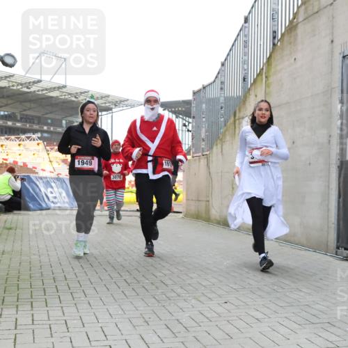 08.12.2024 - St. Pauli X-Mass-Run No. 14 H.Heesch http://msf.ph/oto/7489233 08.12.2024 10:03:55 Ziel 1949, 2822, 3260, 330, 1912, 1949, 2093, 2094, 2098, 2663, 2759, 2848, 3062, 3063, 3070, 3072 meine-sportfotos.de