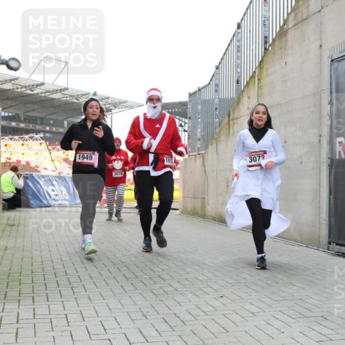 08.12.2024 - St. Pauli X-Mass-Run No. 14 H.Heesch http://msf.ph/oto/7489238 08.12.2024 10:03:55 Ziel 1949, 2822, 3260, 330, 1912, 1949, 2093, 2094, 2098, 2663, 2759, 2848, 3062, 3063, 3070, 3072 meine-sportfotos.de