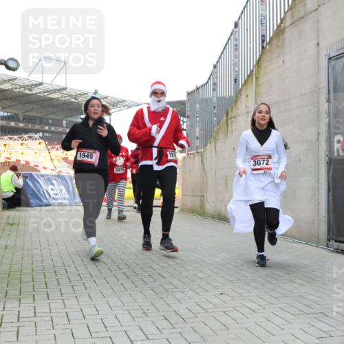 08.12.2024 - St. Pauli X-Mass-Run No. 14 H.Heesch http://msf.ph/oto/7489242 08.12.2024 10:03:55 Ziel 1949, 2822, 3260, 330, 1912, 1949, 2093, 2094, 2098, 2663, 2759, 2848, 3062, 3063, 3070, 3072 meine-sportfotos.de