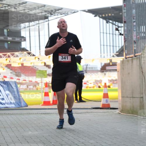 08.12.2024 - St. Pauli X-Mass-Run No. 14 H.Heesch http://msf.ph/oto/7489264 08.12.2024 09:55:14 Ziel 2588, 2891, 341 meine-sportfotos.de