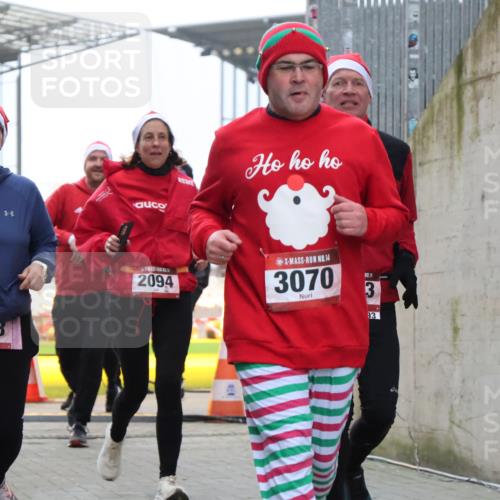 08.12.2024 - St. Pauli X-Mass-Run No. 14 H.Heesch http://msf.ph/oto/7489267 08.12.2024 10:03:57 Ziel 1912, 1949, 3070, 3072, 3260, 330, 1912, 1949, 2093, 2094, 2098, 2663, 2759, 2848, 3062, 3063, 3070, 3072 meine-sportfotos.de