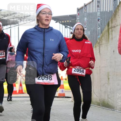 08.12.2024 - St. Pauli X-Mass-Run No. 14 H.Heesch http://msf.ph/oto/7489330 08.12.2024 10:03:58 Ziel 1912, 1949, 2093, 2098, 3070, 3072, 3260, 330, 624, 1912, 2093, 2094, 2098, 2663, 2759, 2848, 3062, 3063, 3070, 3072 meine-sportfotos.de