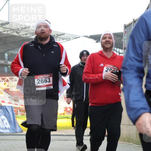 08.12.2024 - St. Pauli X-Mass-Run No. 14 H.Heesch http://msf.ph/oto/7489357 08.12.2024 10:03:59 Ziel 1912, 1949, 2093, 2098, 3070, 3072, 3260, 330, 624, 1678, 2093, 2094, 2098, 2663, 2759, 2848, 3062, 3063, 3070 meine-sportfotos.de