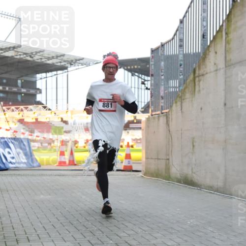 08.12.2024 - St. Pauli X-Mass-Run No. 14 H.Heesch http://msf.ph/oto/7489370 08.12.2024 09:55:27 Ziel 341, 881, 881, 907 meine-sportfotos.de